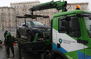 Эвакуаторы сдали назад, но штрафовать в Москве стали с тройным энтузиазмом