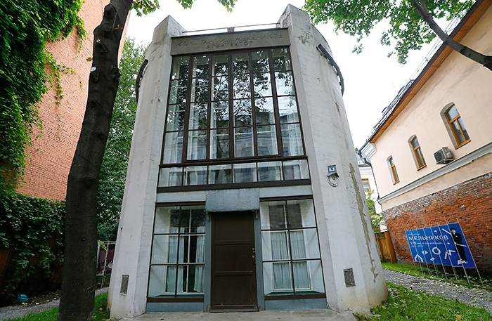 Дом-мастерская архитектора Константина Мельникова в Кривоарбатском пер. перед реставрацией.