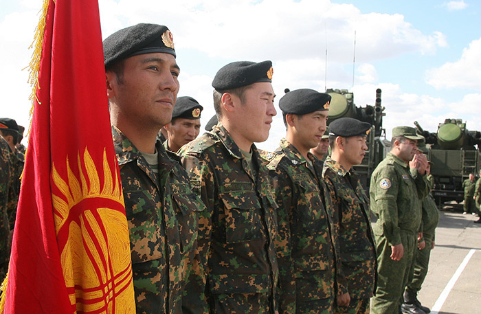 Тығыз латекс пен былғарыдан жасалған ХХХ порно актрисалар