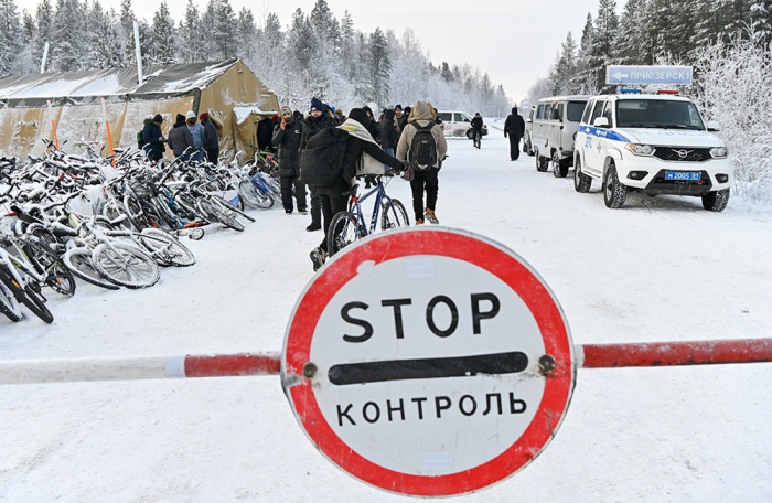 Финляндия закрыла все КПП на границе с Россией, кроме одного — КПП «Райя-Йоосеппи» — автомобильный пункт пропуска «Лотта» (со стороны России) в Кольском районе Мурманской области. Предполагается, что семь из восьми закрытых КПП не будут работать до 23 декабря. Таким образом власти Финляндии ограничивают наплыв мигрантов — в основном из Сомали, Ирака, Сирии, Афганистана. В Мурманской области действует режим повышенной готовности из-за закрытия Финляндией погранпереходов. Ситуация на российско-финской границе — в фотогалерее BFM.ru.<p> </p>На этом и следующих снимках: иностранные граждане у КПП «Алакуртти» в Кандалакшском районе на пути к пункту пропуска «Салла».