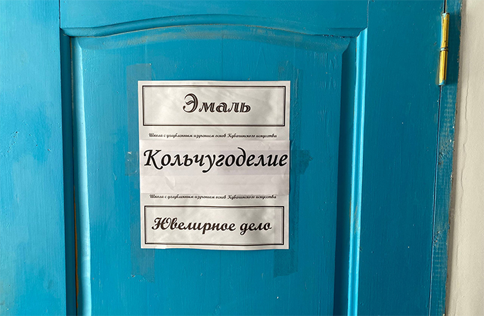 Дети практикуются в гравировке