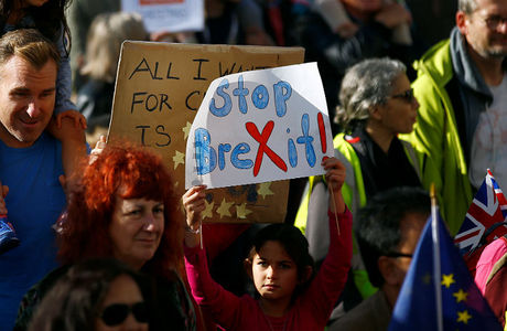 «Остановите Brexit». Сотни тысяч человек митингуют у здания парламента