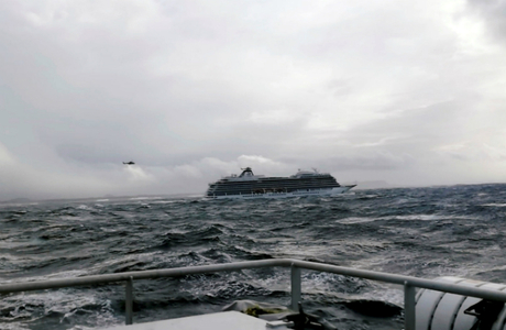 Viking Sky буксируют в порт Молде