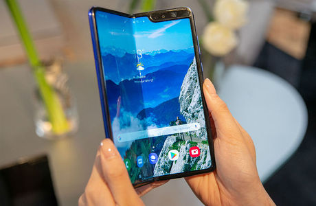 Не сложилось. Журналисты сообщают о поломках складного экрана Samsung за два дня использования