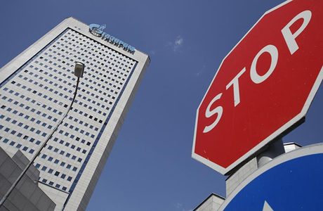 Доходы членов правления «Газпрома» в прошлом году сократились вдвое