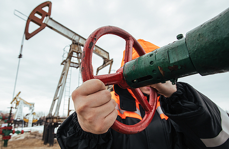 СМИ: Москва и Эр-Рияд согласились сократить добычу нефти на 2,5 млн баррелей в сутки
