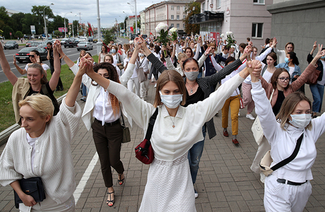 Женщины в белом и призывы перекрывать дороги: Белоруссия протестует четвертый день