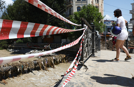 Крым: пляжи закрыты, море грязное, но туристы не уезжают