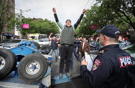 В Ереване активисты перекрыли Киевский мост