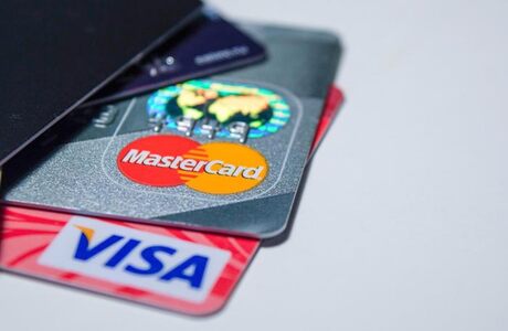 Минск — новое направление «карточного туризма». Там россияне получают Visa и Mastercard