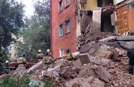 В Омске обрушилась часть жилой многоэтажки, которую не хотели ни ремонтировать, ни признавать аварийной