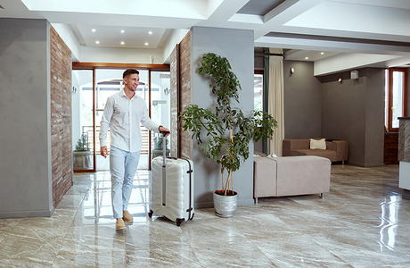 Власти хотят разрешить отелям заселять гостей по водительским правам и военному билету