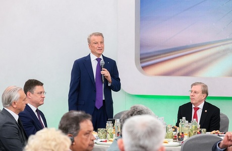 Греф: курс рубля к доллару завышен, равновесным был бы курс «100 плюс»