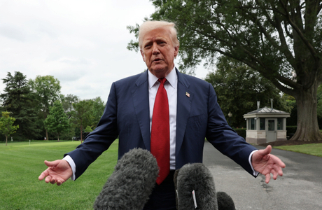 Трамп заявил о передислокации подлодок на фоне перепалки с Медведевым