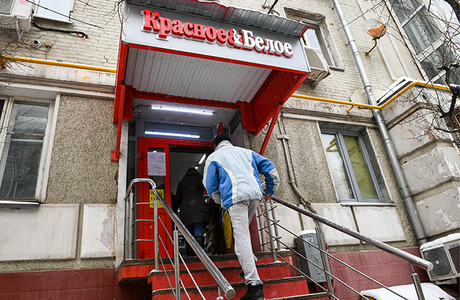 Власти Вологодской области и «Красное и белое» поспорили, уходит ли сеть алкомаркетов из региона
