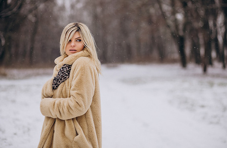 Шубы, пуховики и много меха: что модно этой зимой