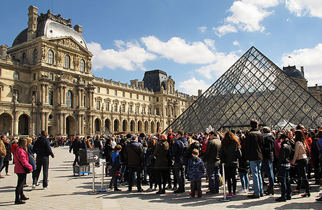 Лувр повышает стоимость билетов для туристов из стран вне ЕС