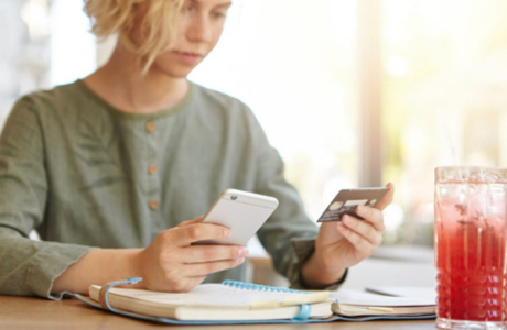 Мошенники похитили деньги с банковских карт через скрытое приложение