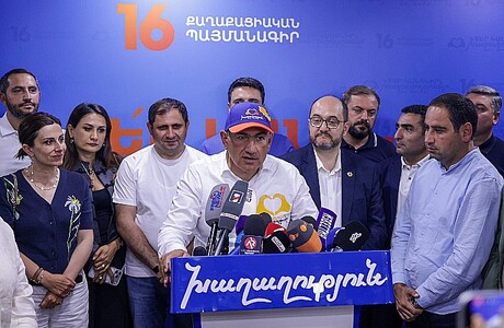 Партия Пашиняна лидирует на парламентских выборах в Армении