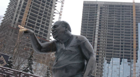 Памятник Евгению Леонову на Мосфильмовской улице (Фото: ИТАР-ТАСС)