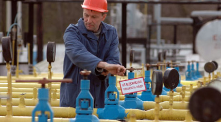 Обслуживание установки комплексной подготовки газа на Дубаневичевском газовом месторождении. Фото: ИТАР-ТАСС