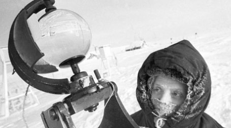 Техник-метеоролог у прибора-самописца, измеряющего интенсивность солнечного света. Фото: ИТАР-ТАСС