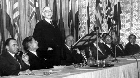 Джон Кейнс выступает на Бреттон-Вудской конференции, 1944 г. Фото: AFP