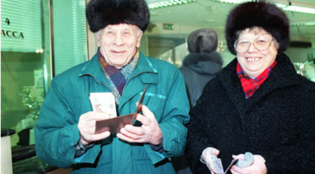 1998 г. Вкладчики Сбербанка. Фото: ИТАР-ТАСС