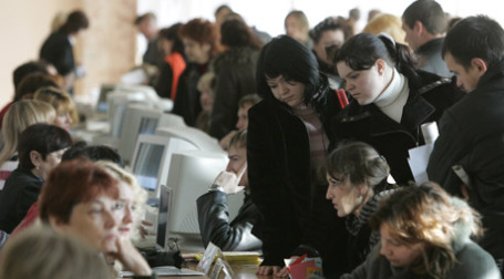 Число желающих найти работу превышает предложение. Фото: REUTERS