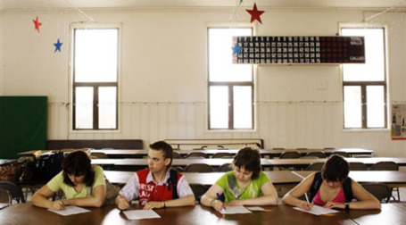 Русские студенты сдают экзамены в летнюю образовательную школу в Великобритании.  Фото: AFP