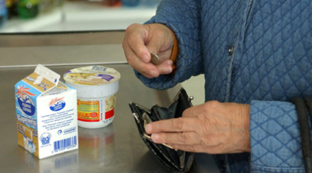 Пенсионерка покупает продукты. Фото: ИТАР-ТАСС