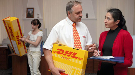 Сотрудники компании DHL. Фото: ИТАР-ТАСС