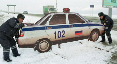 Сотрудники ДПС устанавливают у дороги муляж патрульной машины. Фото: ИТАР-ТАСС