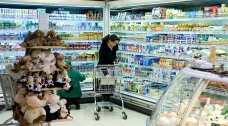Покупательница в молочном отделе супермаркета. Фото: Митя Алешковский/BFM.ru