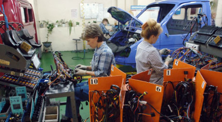 Сборка автомобилей на линии производственного комплекса группы 