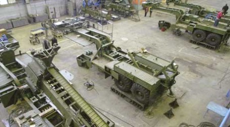 Сборка военной техники на заводе. Фото: ИТАР-ТАСС