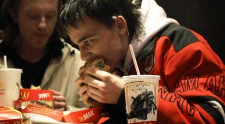 Посетители ресторана McDonald`s. Фото: ИТАР-ТАСС