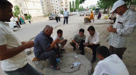 Пока таджики играют в карты, не замечая кризиса. Но это ненадолго. Фото: PhotoXPress