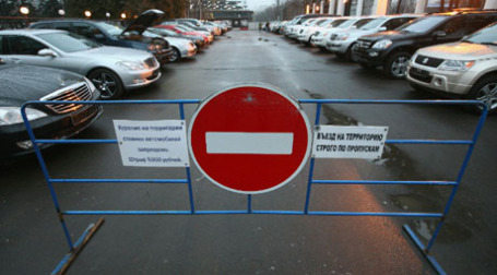 Продажа иномарок в салоне. Фото: Шарифулин Валерий/PhotoXPress