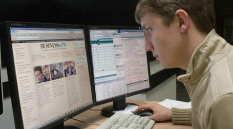 Газета Business&FM на всех мониторах страны. Фото: Александр Беленький/BFM.ru