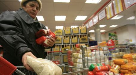Покупатель в магазине. Фото: BFM.ru