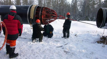 Сборка трубопровода с использоованием центратора. Фото: vstoneft.ru