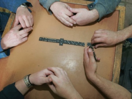 Партия в домино. Фото: PhotoXPress