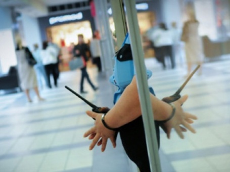 Охранник в торговом центре. Фото: ИТАР-ТАСС