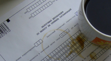 Заполнение налоговой декларации. Фото: Наталья Гребенюк/BFM.ru