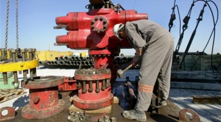 Рабочий на нефтеперерабатывающем заводе. Фото: AFP