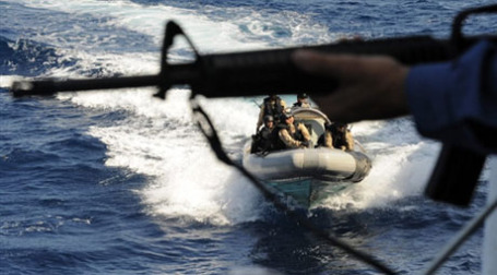 Военные в операции по захвату пиратов. Фото: AFP