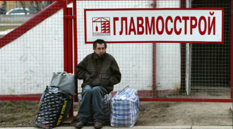 Бездомный возле вывески