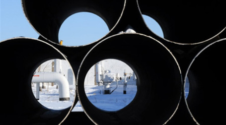 Монопольное положение позволяет «Газпрому» зарабатывать и на транспортировке. Фото: AFP