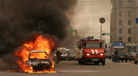 Горящий автомобиль. Фото: ИТАР-ТАСС